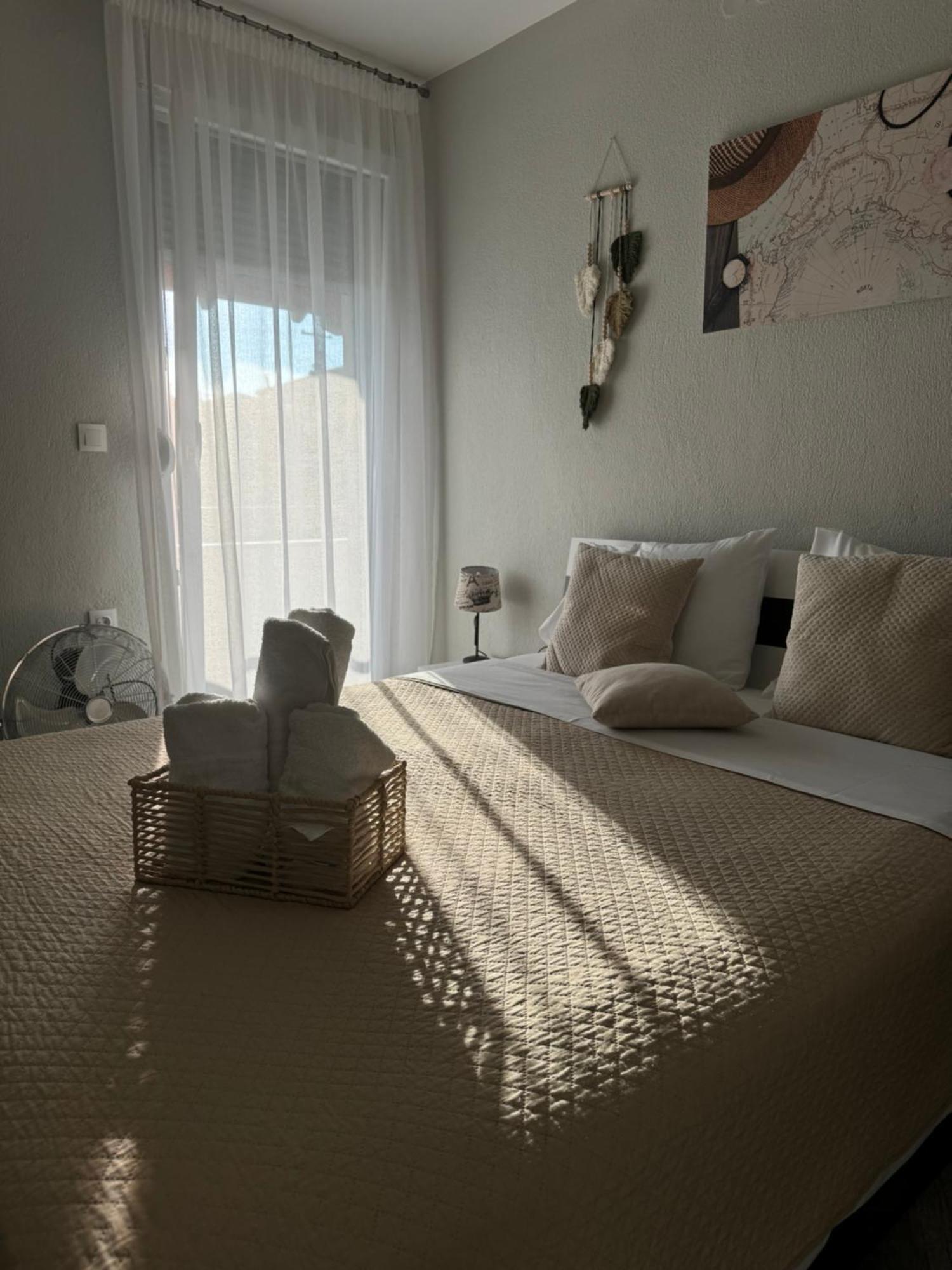 Private Modern Apartment Nea Roda Bagian luar foto