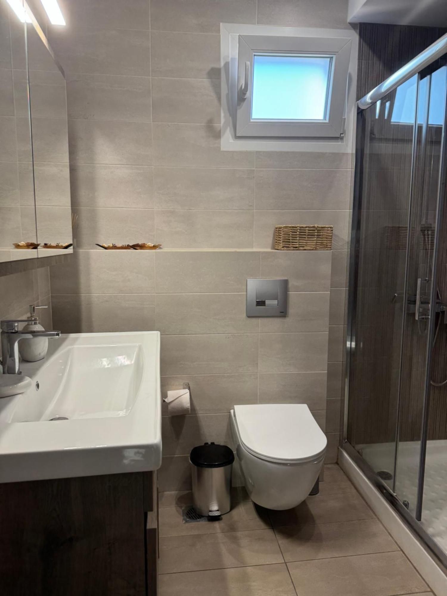 Private Modern Apartment Nea Roda Bagian luar foto