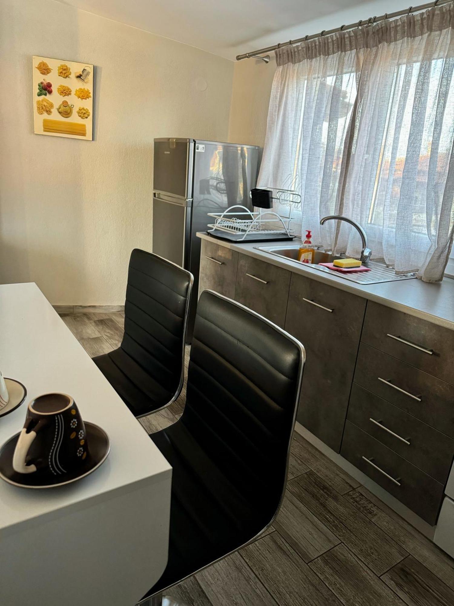 Private Modern Apartment Nea Roda Bagian luar foto
