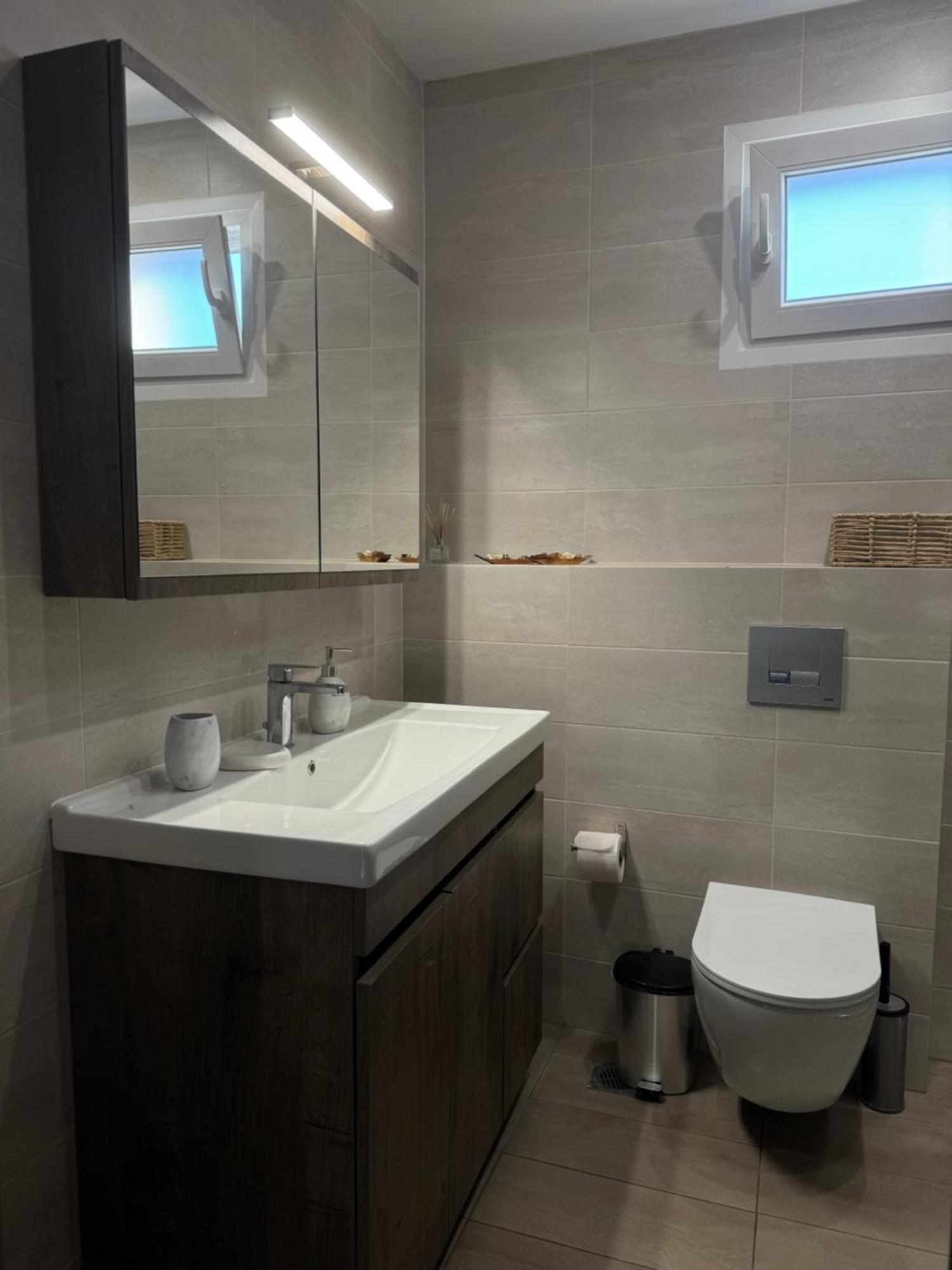 Private Modern Apartment Nea Roda Bagian luar foto